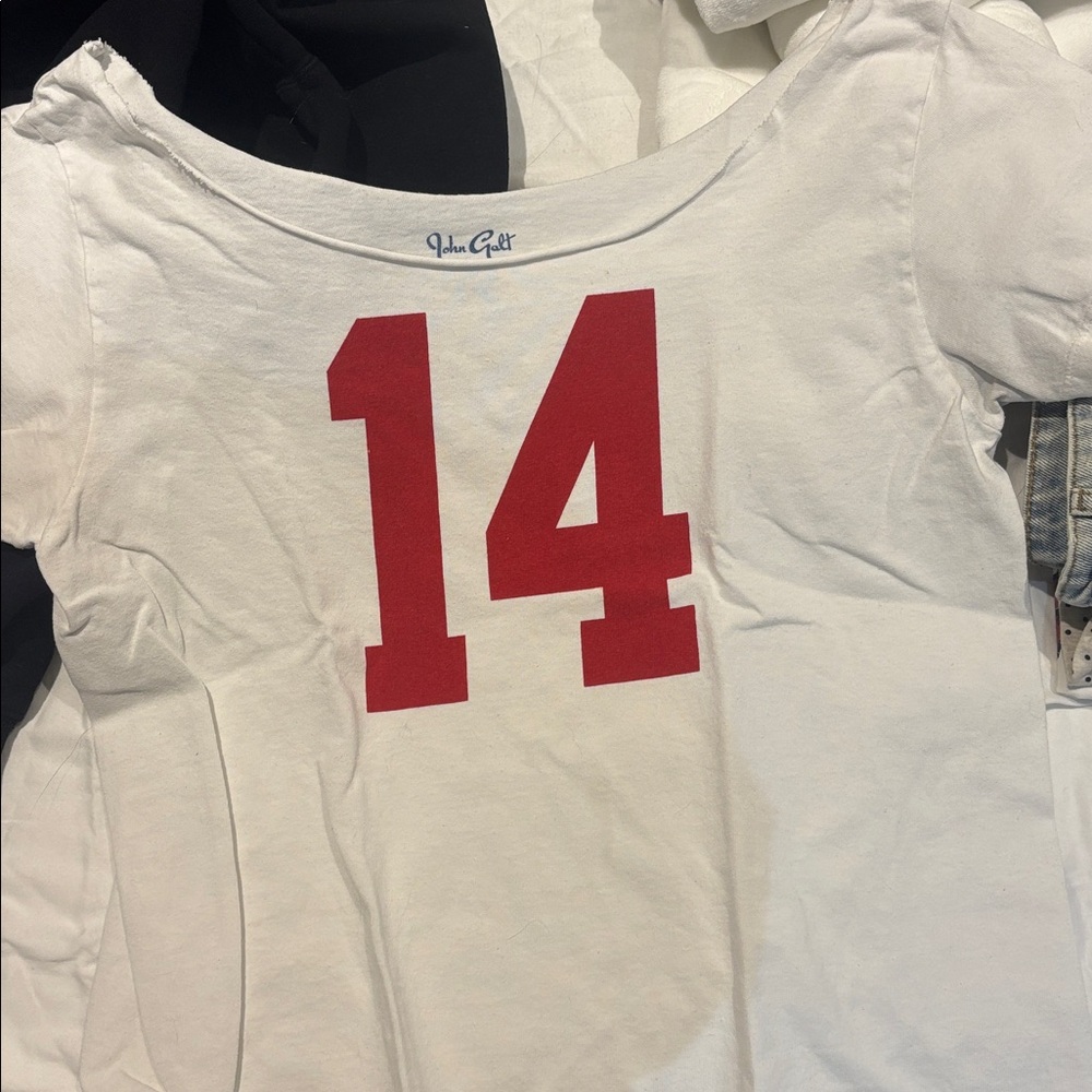 Brandy Melville Tshirt - Picture 2 of 2